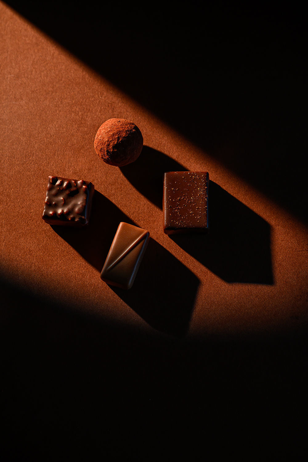 Bonbons de chocolat sur fond terre cuite