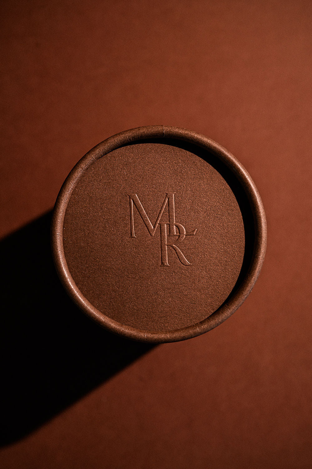 Monogramme gravé sur un couvercle